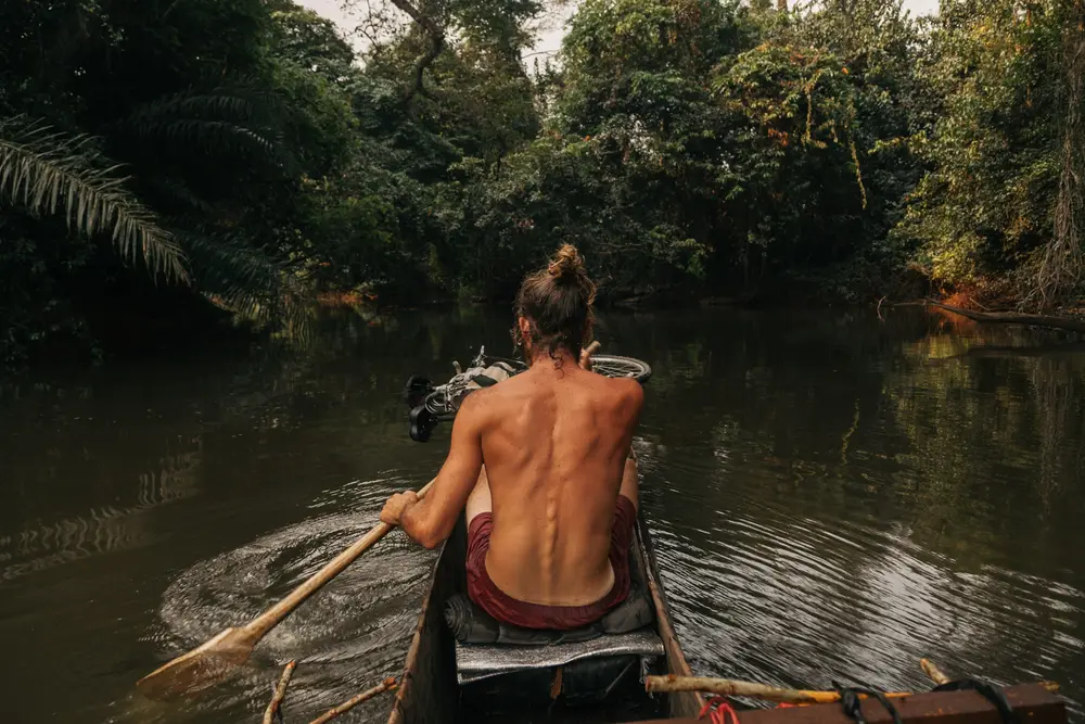 Several sections of the river consist of islands with numerous winding channels between them. In these parts, following the flow of the water is the only method of navigation.