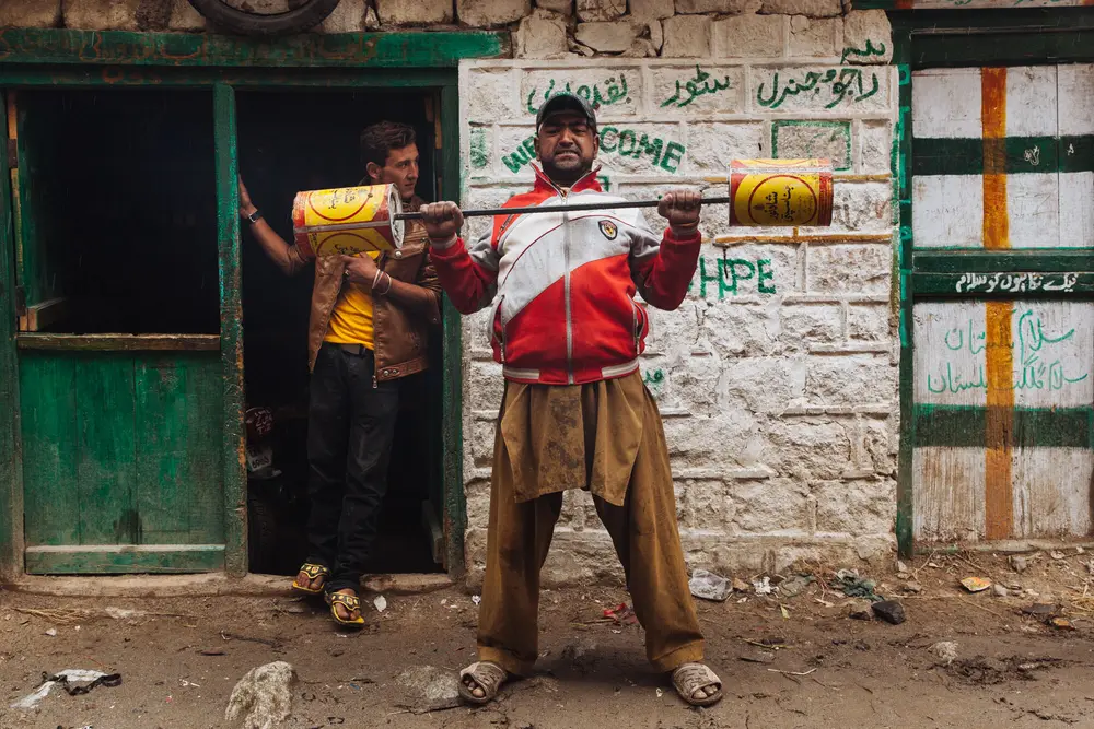 The strongman of the village Machlu shows me his olympic lift with his homemade barbell. Next it was my turn…